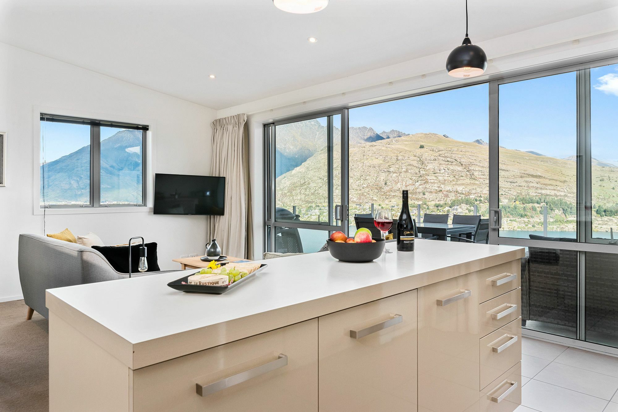 Contemporary Hilltop Abode クイーンズタウン エクステリア 写真